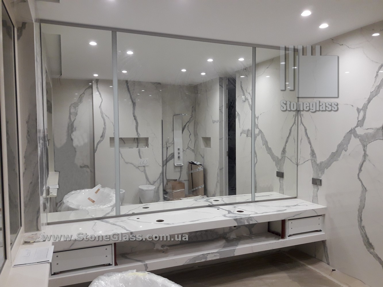 Вертикальные полосы подсветки для зеркала в ванной