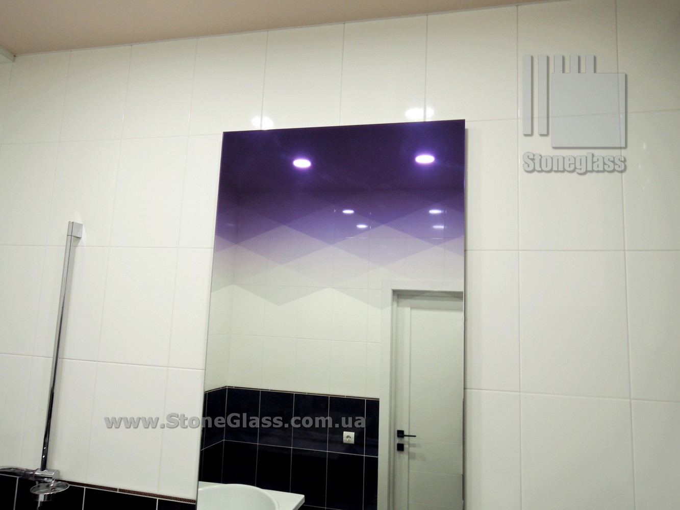 Фиолетовый декор для зеркала в ванной