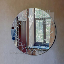 Настенное зеркало круглой формы